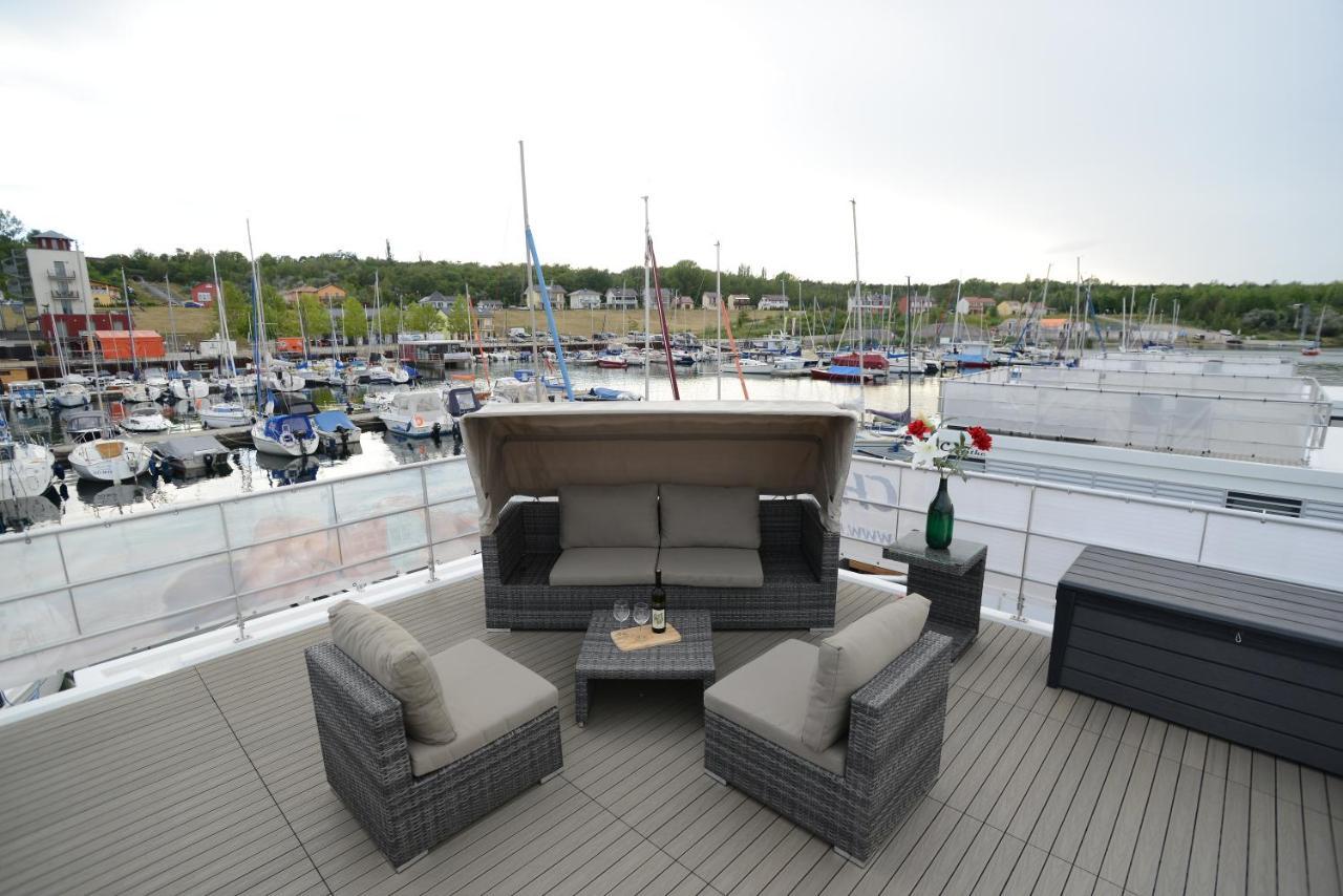 Hausboote Und Ferienhaeuser Marina Muecheln Mucheln Экстерьер фото