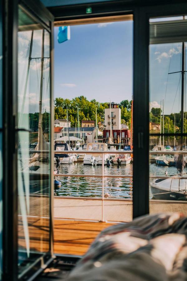 Hausboote Und Ferienhaeuser Marina Muecheln Mucheln Экстерьер фото