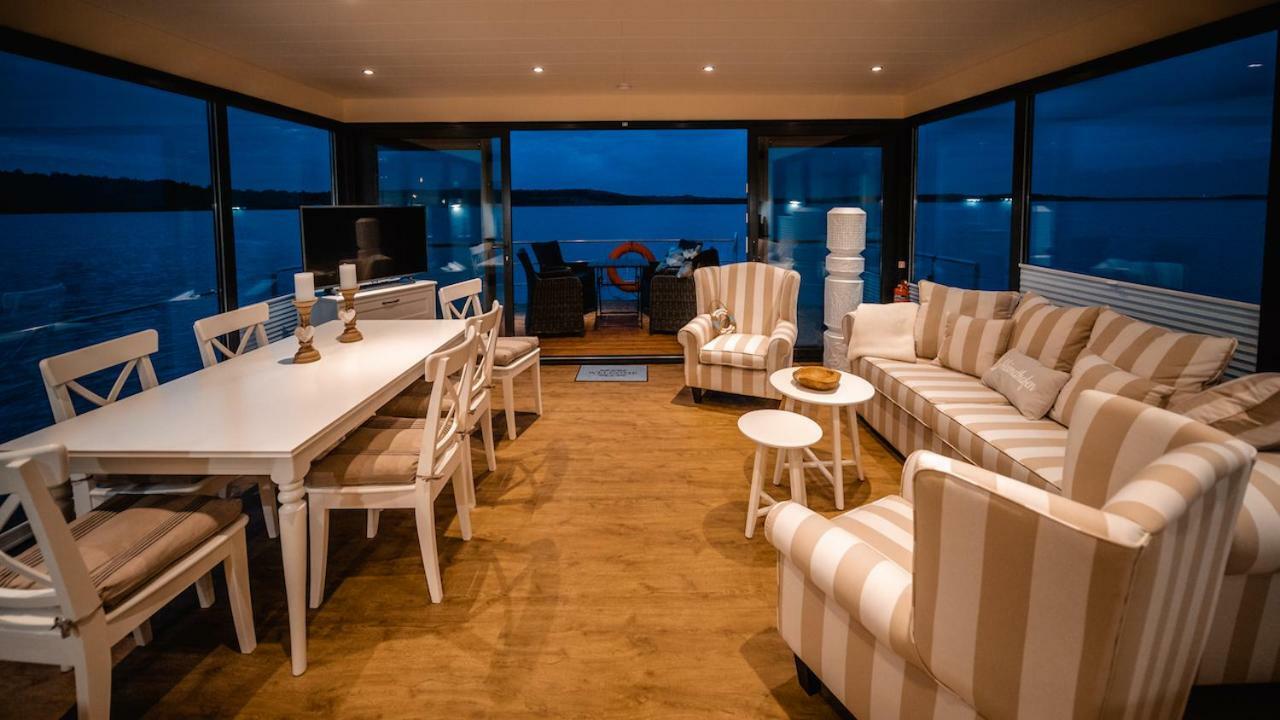 Hausboote Und Ferienhaeuser Marina Muecheln Mucheln Экстерьер фото